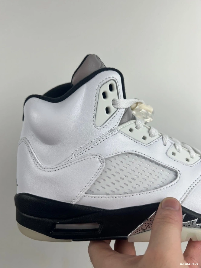 5 JORDAN AIR RETRO DD0587-110 'WHITE BLACK' 1207